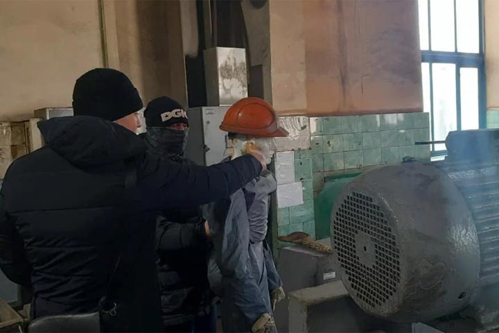 В Хакасии рабочий сломал коллеге челюсть 